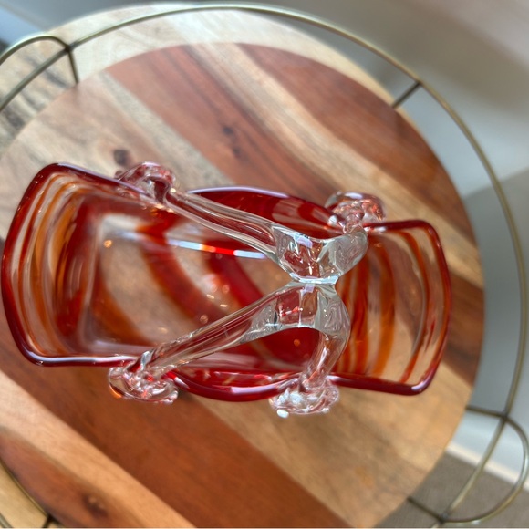 VINTAGE GLASS ART HANDBAG.  Beautiful piece in pristine condition. 8”x6”x3” - Picture 6 of 7